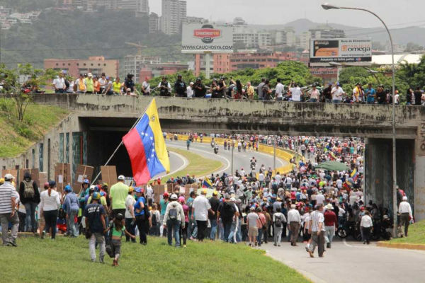 O descontentamento dos venezuelanos com o governo de Nicolás Maduro resultou em inúmeros protestos na Venezuela, que enfrenta uma grave crise política.*