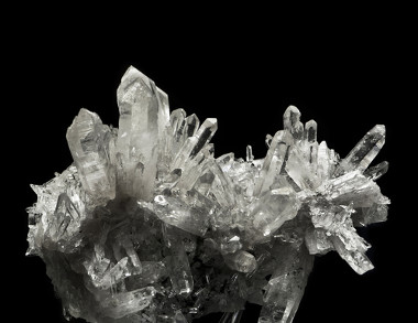 O quartzo é uma forma cristalina do dióxido de silício