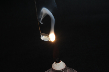 A queima do magnésio emite uma luz branca forte