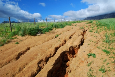 Formação erosiva em ravina, causada pela lavagem da terra pelas chuvas