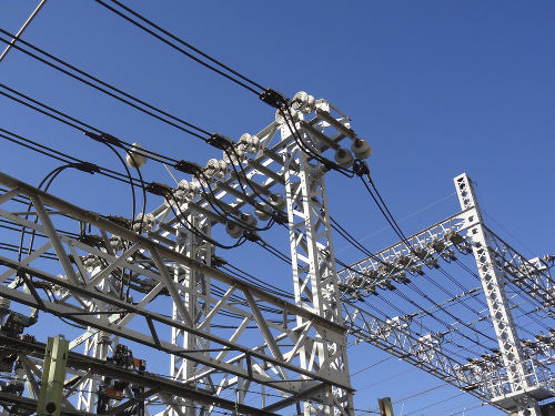 A transmissão da energia elétrica gerada é feita por meio de cabos aéreos em grandes torres de metal