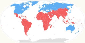 A Regionalização norte-sul divide os países em países desenvolvidos (azul) e subdesenvolvidos (vermelho)