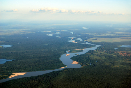 Um rio é conhecido como um curso de água de maior extensão e volume de água