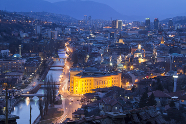 Imagem noturna de Sarajevo, capital da Bósnia-Herzegóvina
