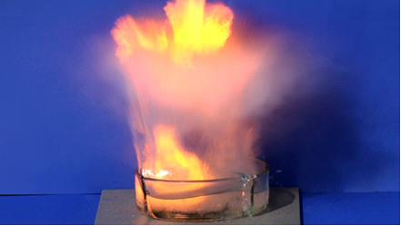 Reação violenta do sódio na água quebra recipiente de vidro