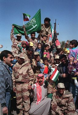 Soldados da coalização militar durante a Guerra do Golfo com as bandeiras da Arábia Saudita e do Kuwait