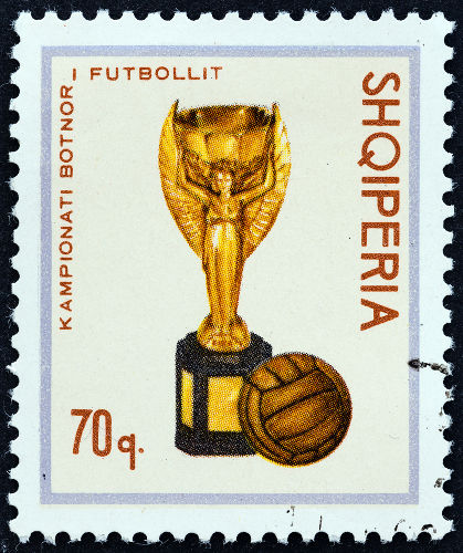 Selo albanês com ilustração da Taça Jules Rimet, entregue aos campeões de 1930 a 1970**