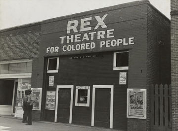 Estabelecimentos separados para pessoas negras eram comuns nos Estados Unidos do passado.*2
