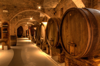 Tonéis de vinho em adega na Itália